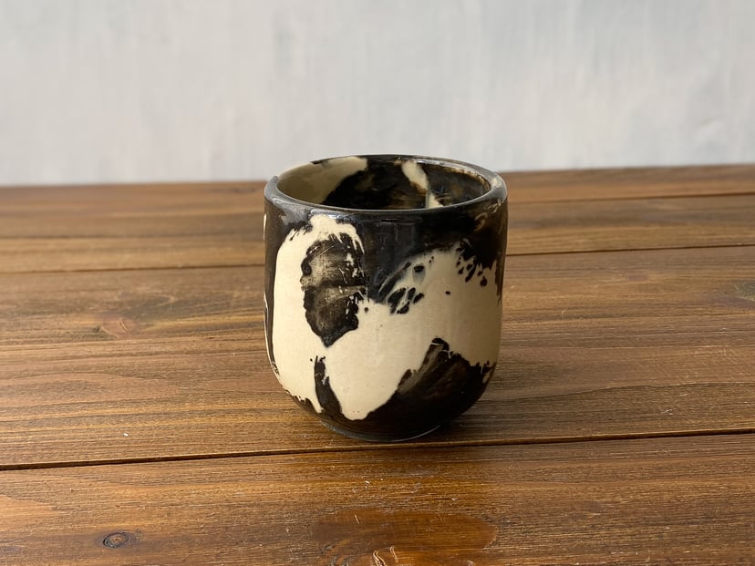 Czarka czarno-biała INK №1 - ceramiczna czarka z kolekcji ZEN
