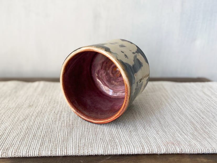 Śliwka w środku – ceramiczna czarka inspirowana japońską kaligrafią
