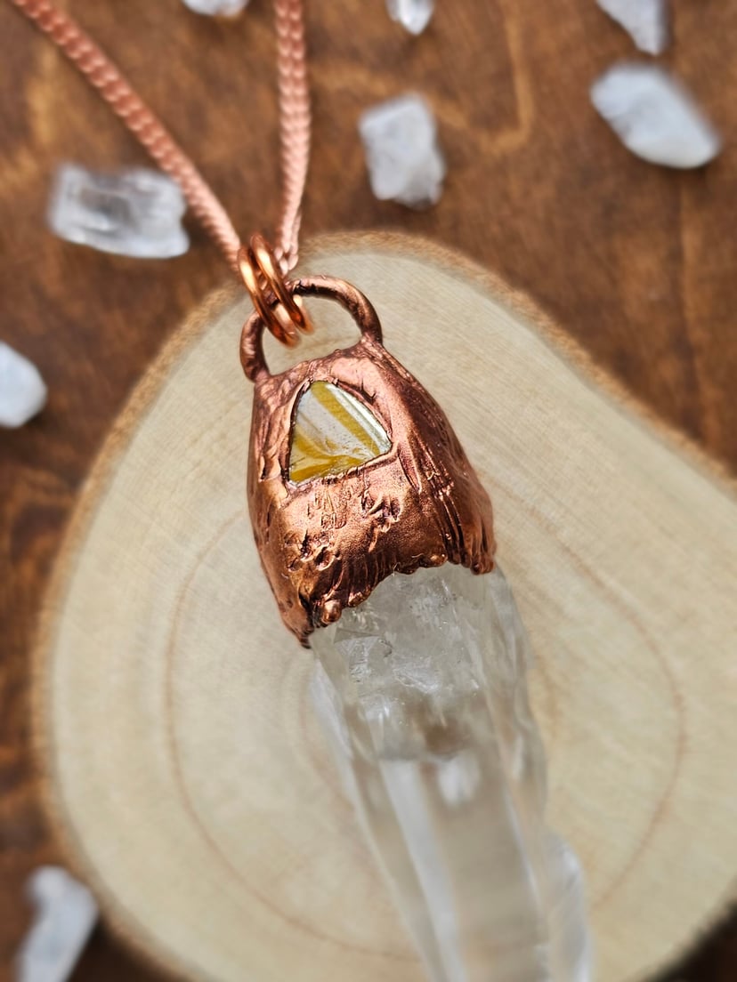 Amulet miedziany - surowy kryształ z tygrysim okiem