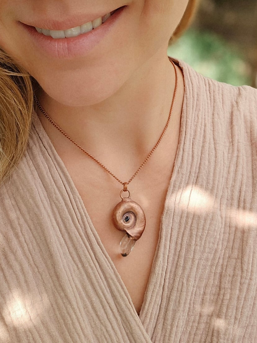 Amulet miedziany - "Echoes of the Spiral" z kryształem górskim