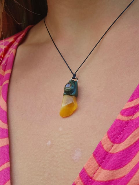 Amulet Wiecznego Lata "Kropla Słońca" - Bursztyn z Czaroitem