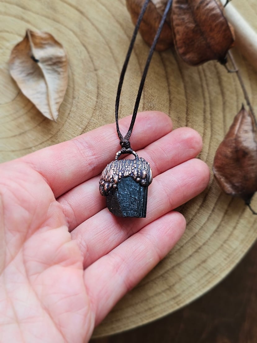 Amulet miedziany "Raw" - Czarny Turmalin