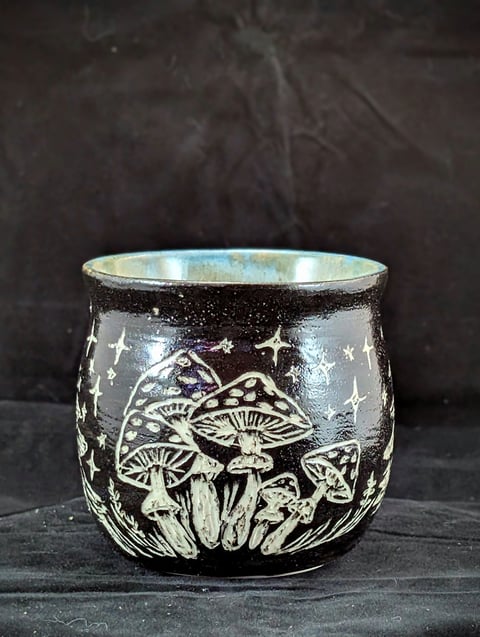 Kubek sgraffito grzyby