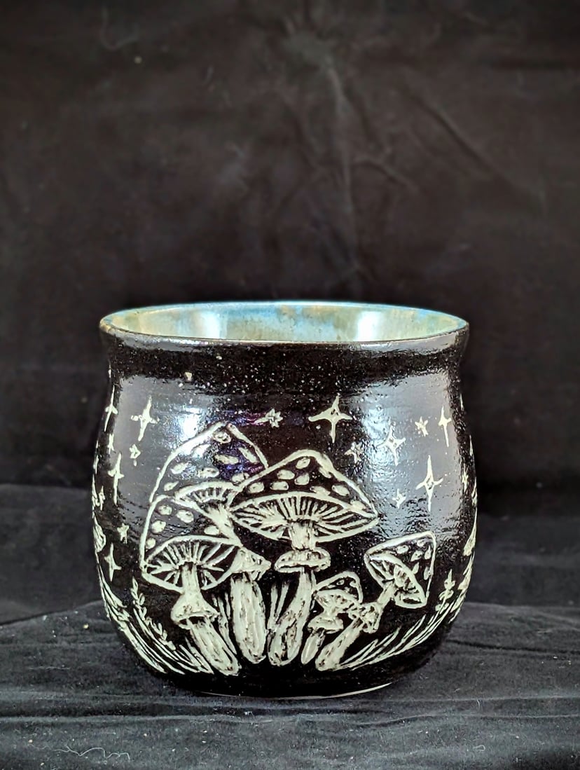 Kubek sgraffito grzyby