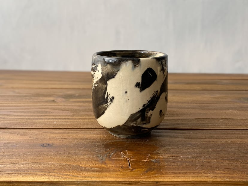 Czarka czarno-biała INK №1 - ceramiczna czarka z kolekcji ZEN