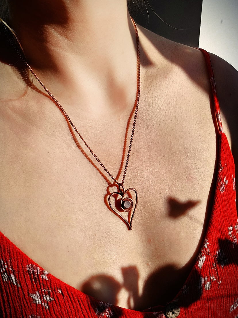 Amulet miedziany - 'Spirala Miłości' z kwarcem różowym