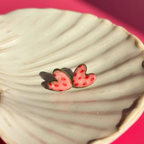 Truskawka z zielenią - kolczyki sztyfty z porcelany w kształcie serca - Porcelka serce