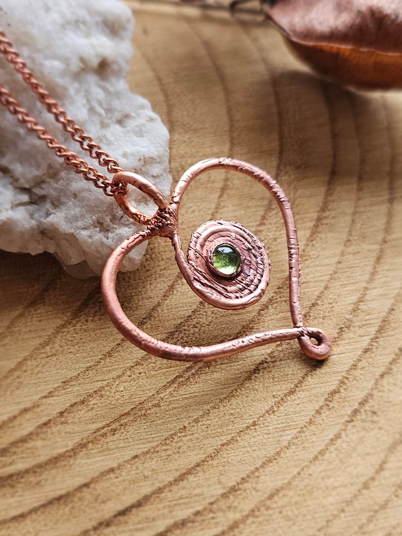 Amulet miedziany - 'Spirala Miłości' z oliwinem