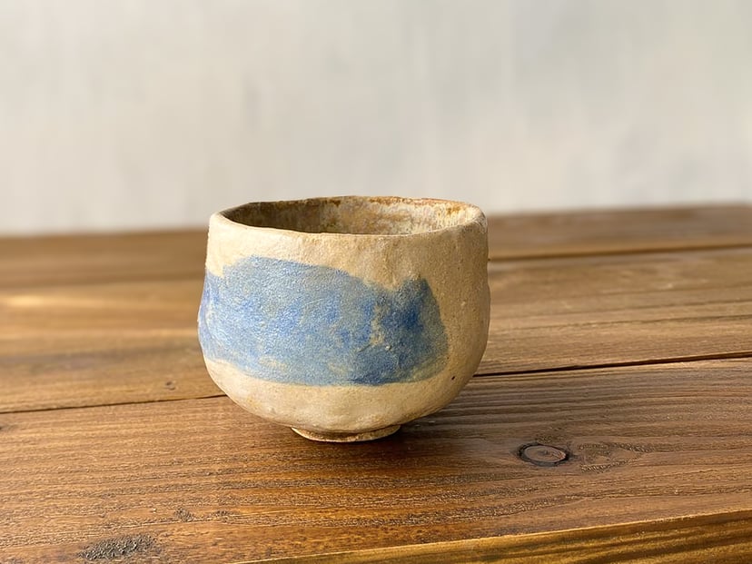 Czarka Wabi-sabi - ręcznie formowana czarka z jasnej gliny szamotowej