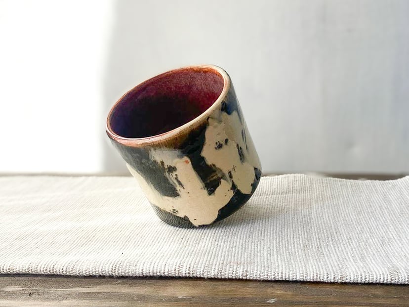 Śliwka w środku – ceramiczna czarka inspirowana japońską kaligrafią