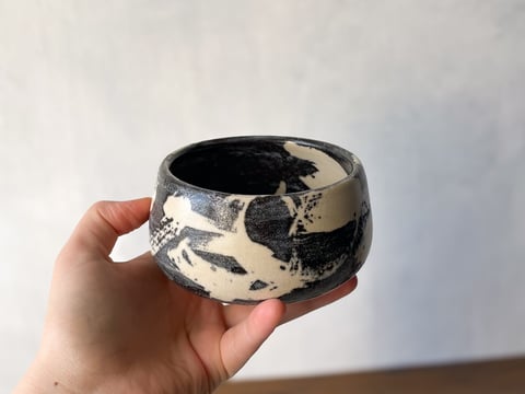 Chawan czarno-biały – ceramiczna czarka do matchy
