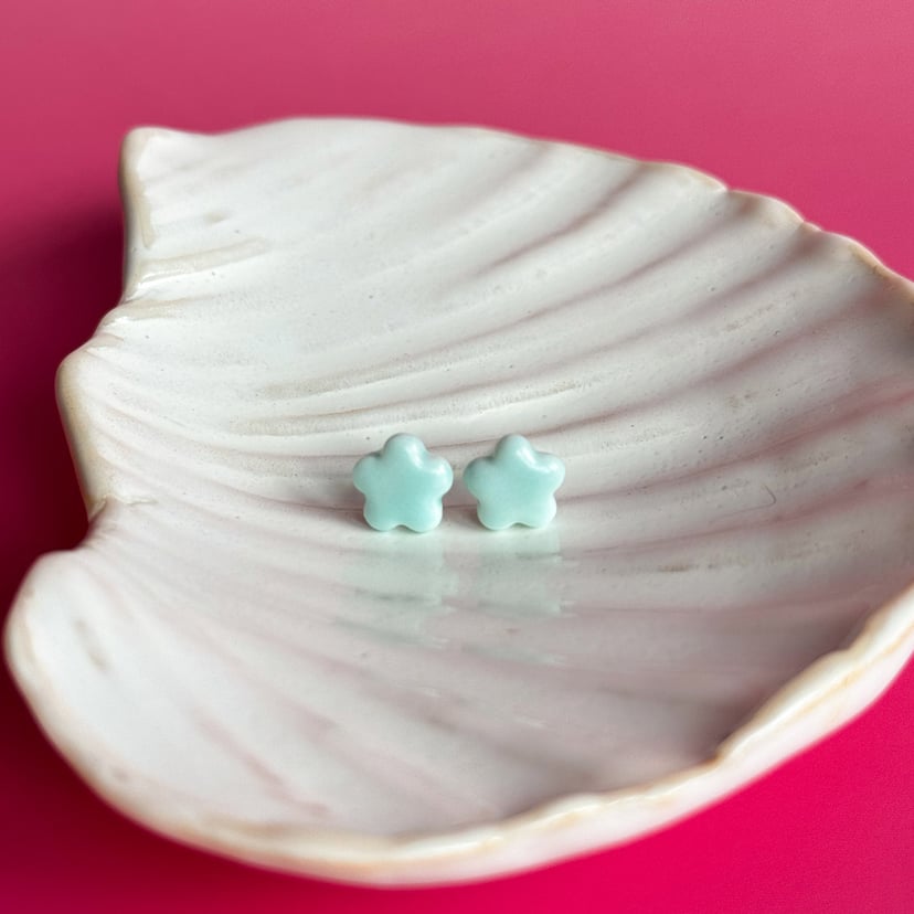 Piana morska - kolczyki sztyfty z porcelany w kształcie kwiatu - Porcelka micro bloom