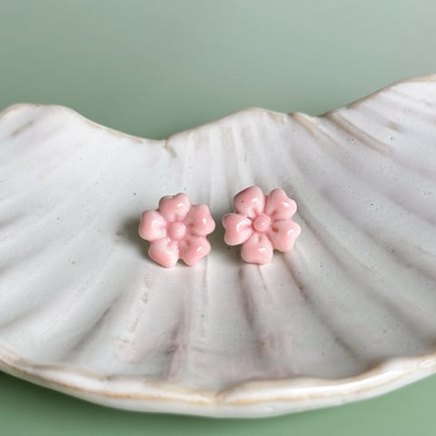 Baby pink - kolczyki sztyfty z porcelany w kształcie kwiatu - Porcelka kwiatek