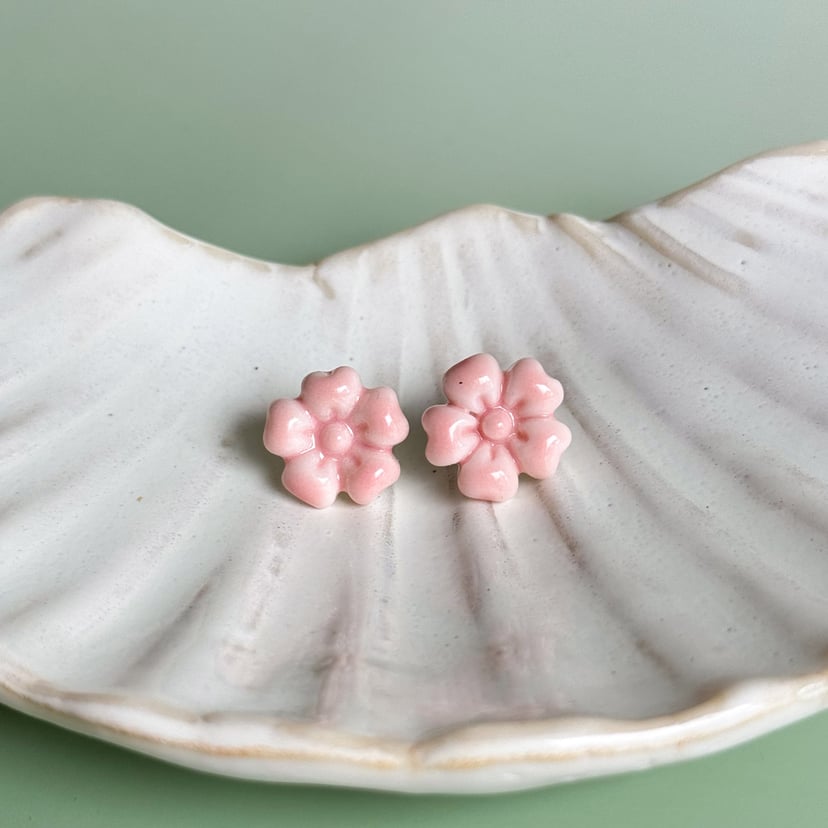 Baby pink - kolczyki sztyfty z porcelany w kształcie kwiatu - Porcelka kwiatek