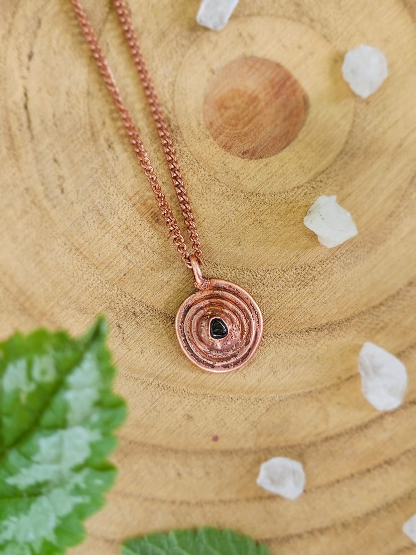 Amulet miedziany medalik - 'Spirala Życia' z granatem