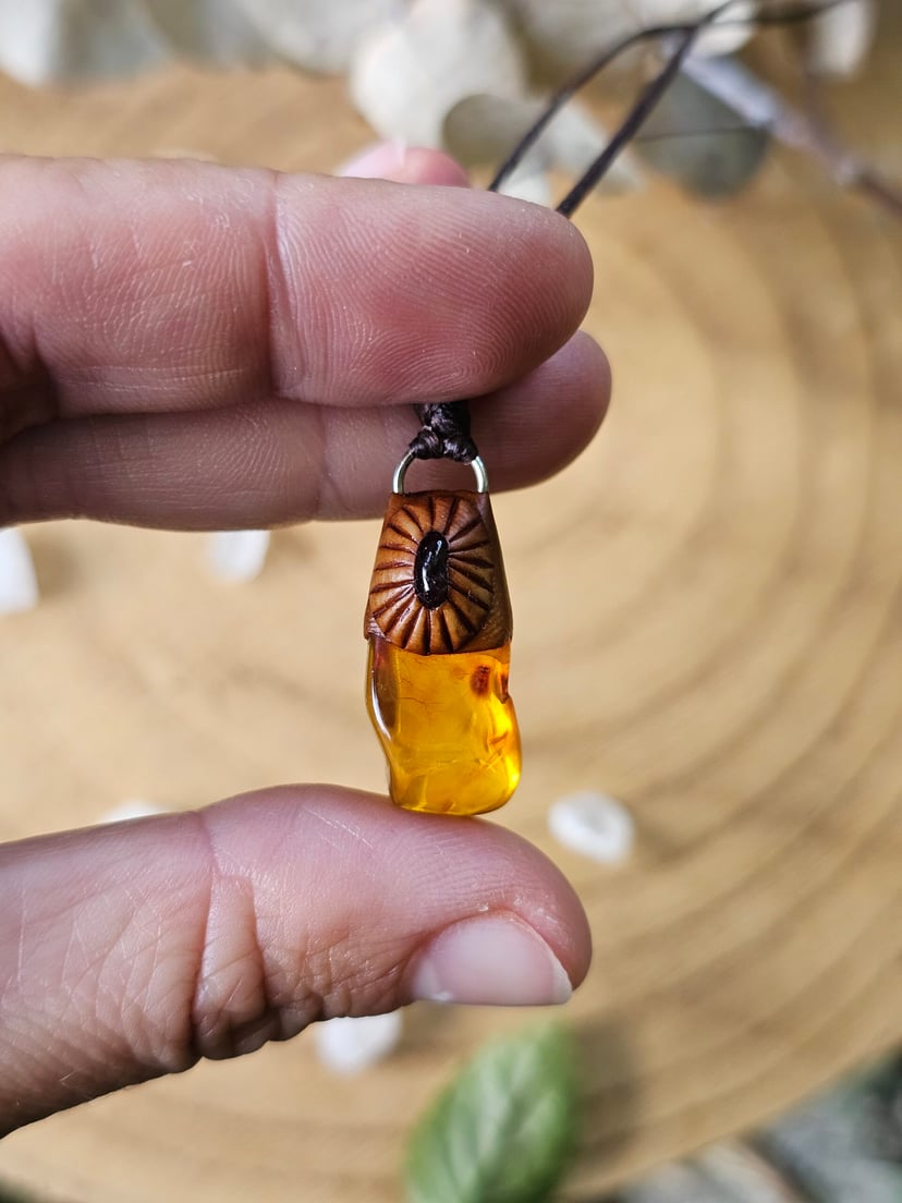 Amulet Wiecznego Lata "Kropla Słońca" - Bursztyn z Granatem