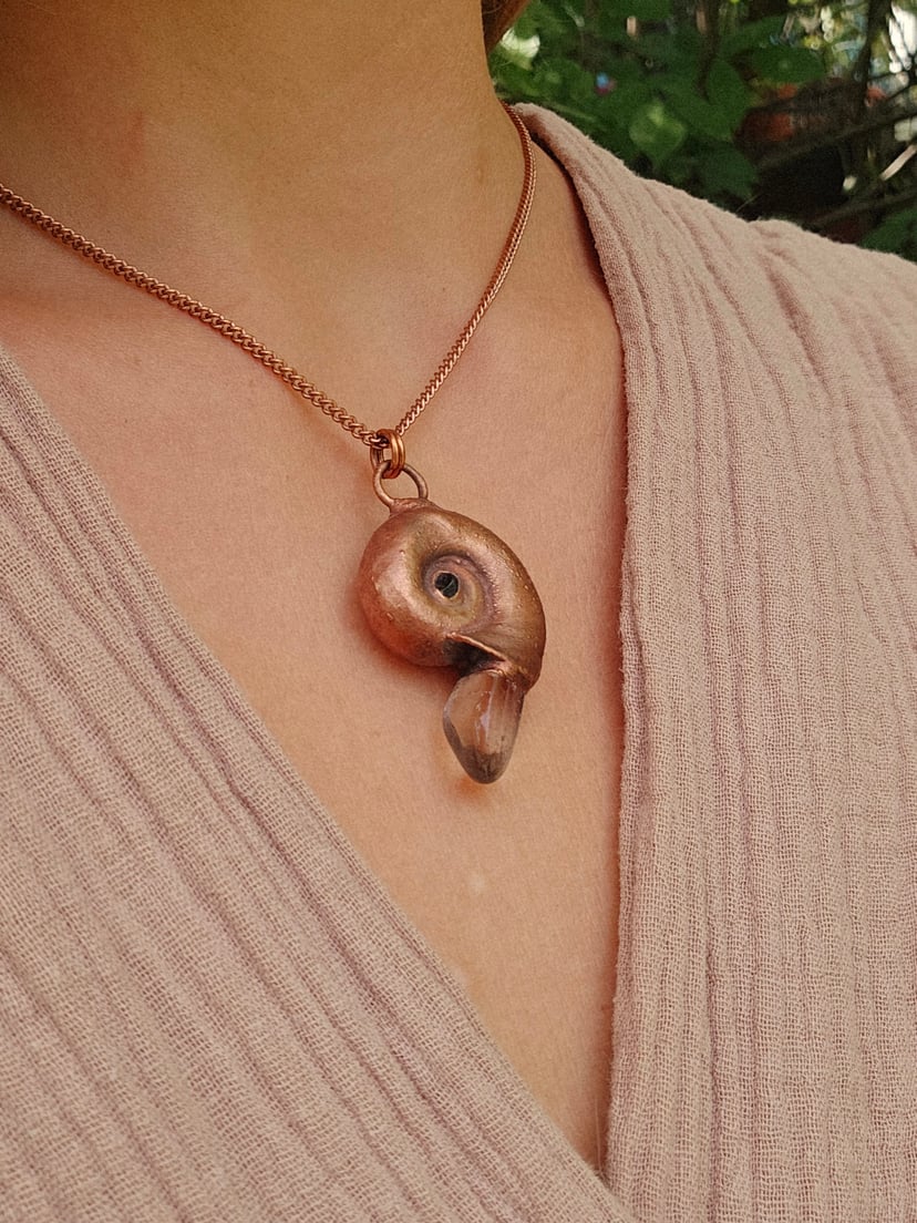 Amulet miedziany - "Echoes of the Spiral" z kryształem górskim