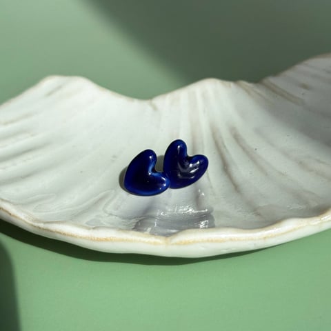 Cobalt - kolczyki sztyfty z porcelany w kształcie serca - Porcelka serce
