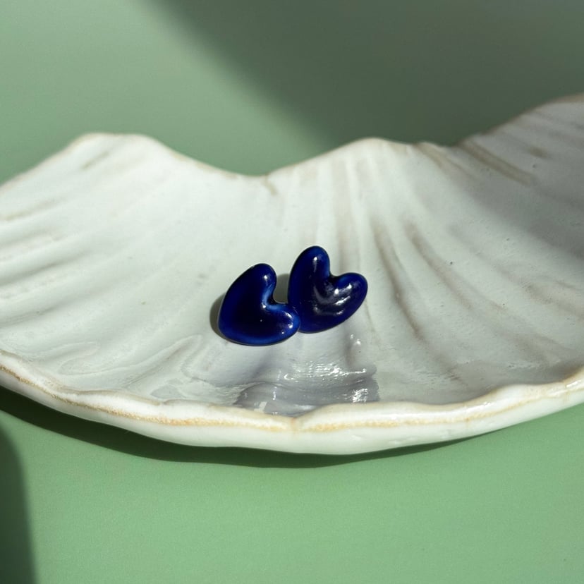 Cobalt - kolczyki sztyfty z porcelany w kształcie serca - Porcelka serce