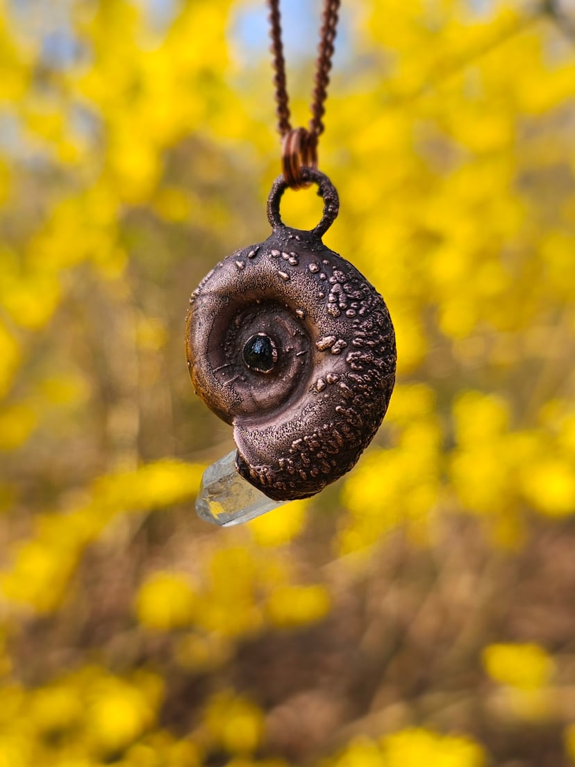 Amulet miedziany - "Echoes of the Spiral" z kryształem górskim