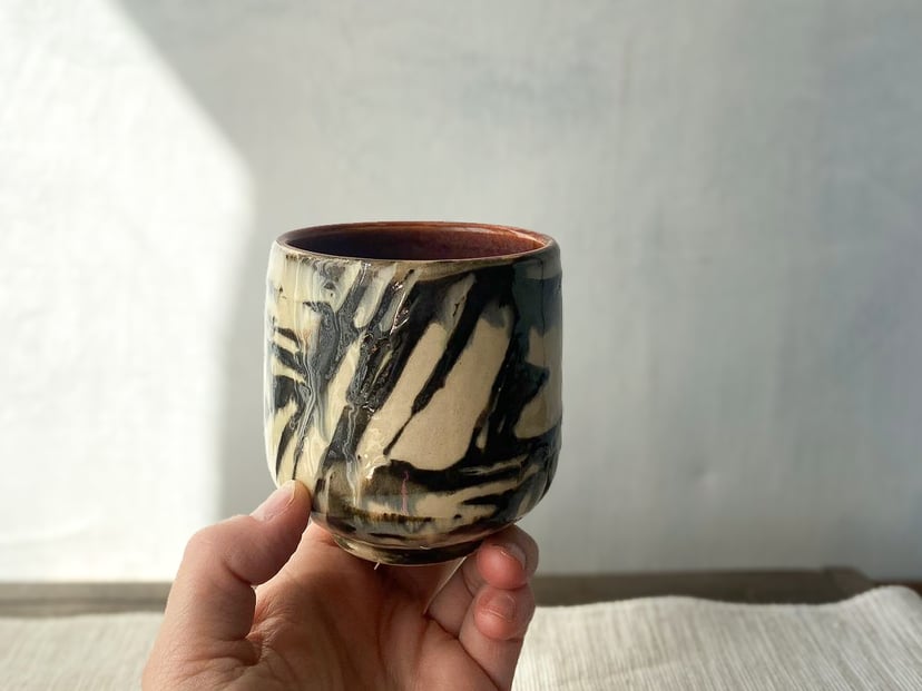 Abstrakcyjna śliwka w środku – czarka ceramiczna