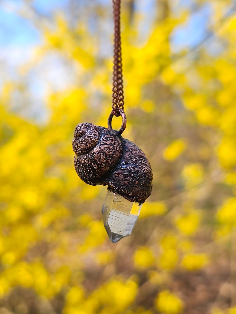 Amulet miedziany - "Echoes of the Spiral" z kryształem górskim