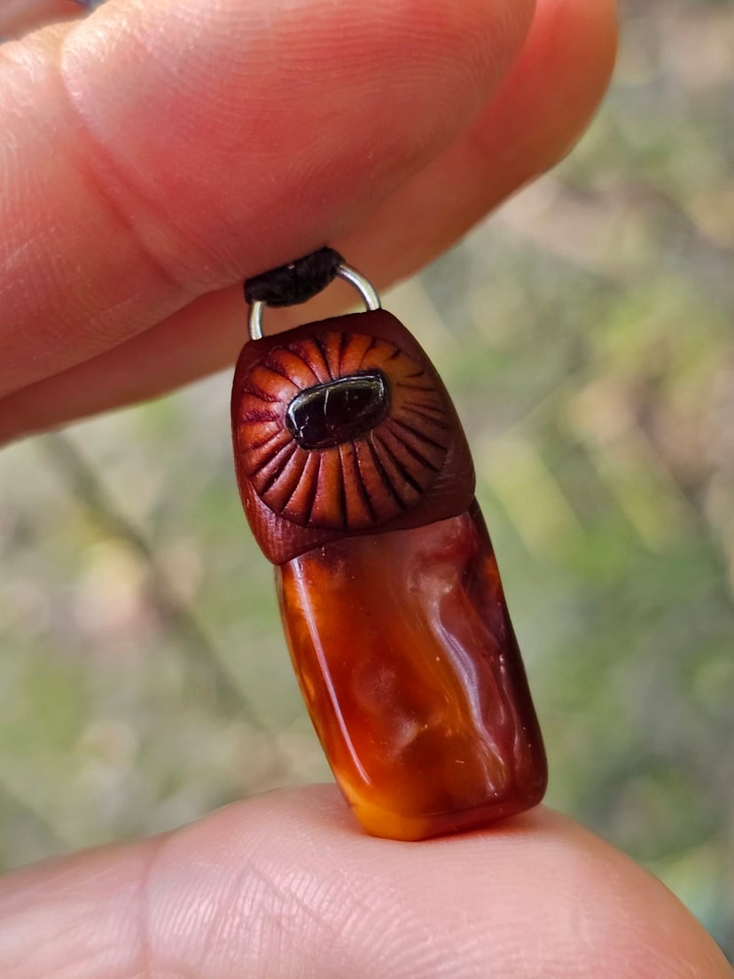 Amulet Wiecznego Lata "Kropla Słońca" - Bursztyn z Granatem