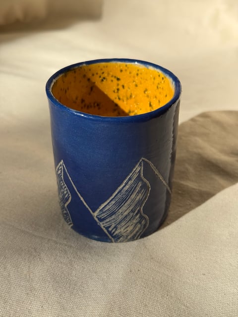 Czarka granatowa z górami - ręcznie wykonana czarka do espresso