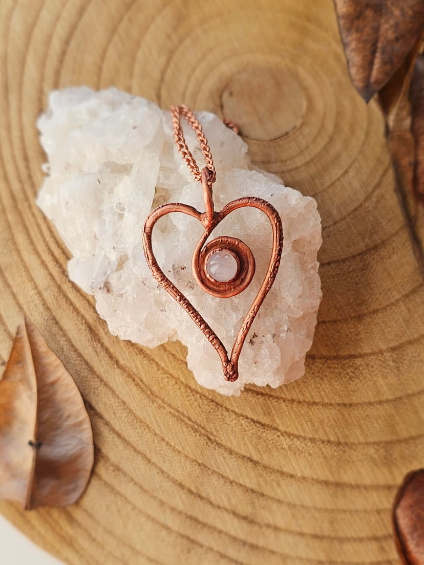 Amulet miedziany - 'Spirala Miłości' z kwarcem różowym