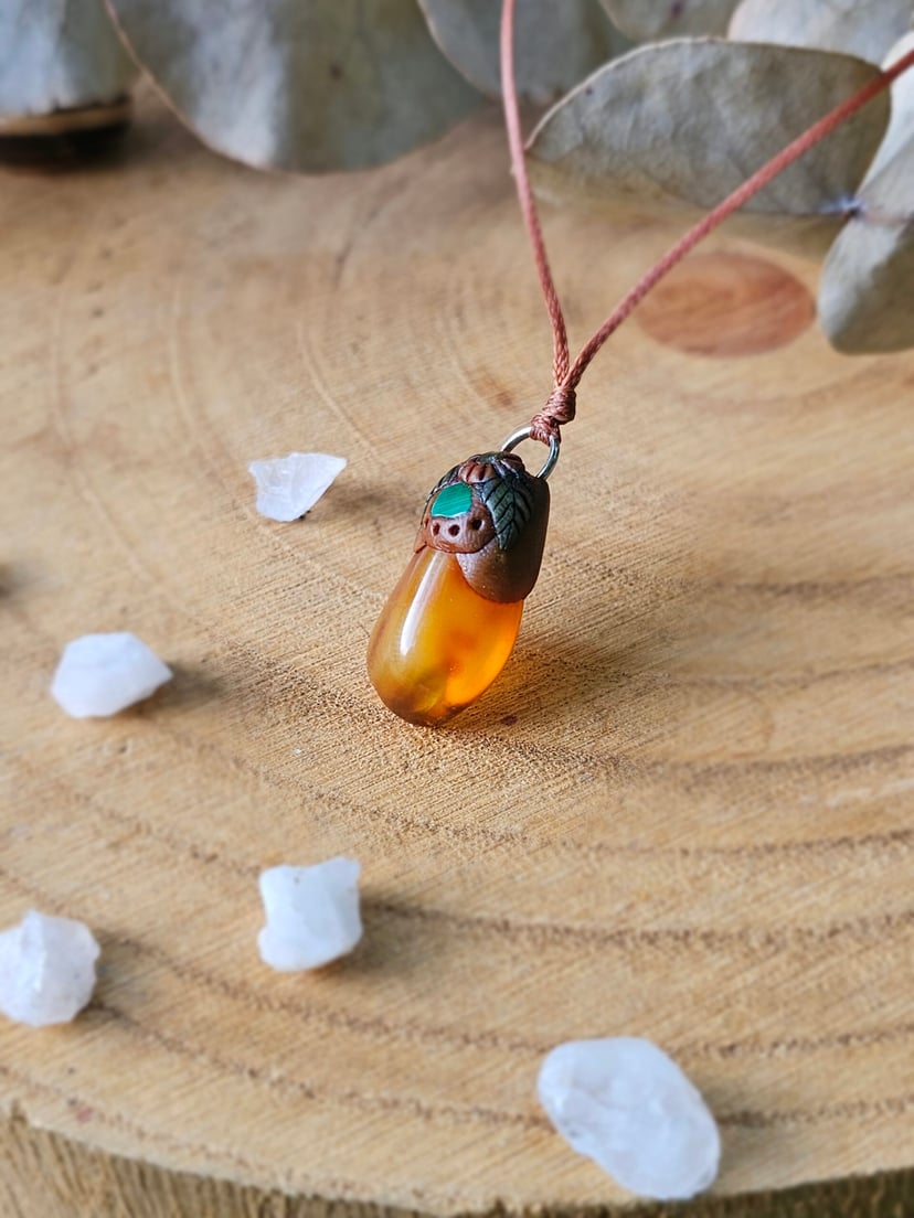 Amulet Wiecznego Lata "Kropla Słońca" - Bursztyn z Malachitem