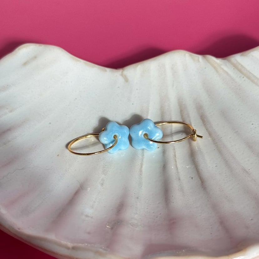 Baby blue – wiszące kolczyki z porcelany w kształcie kwiatu – Porcelka micro bloom