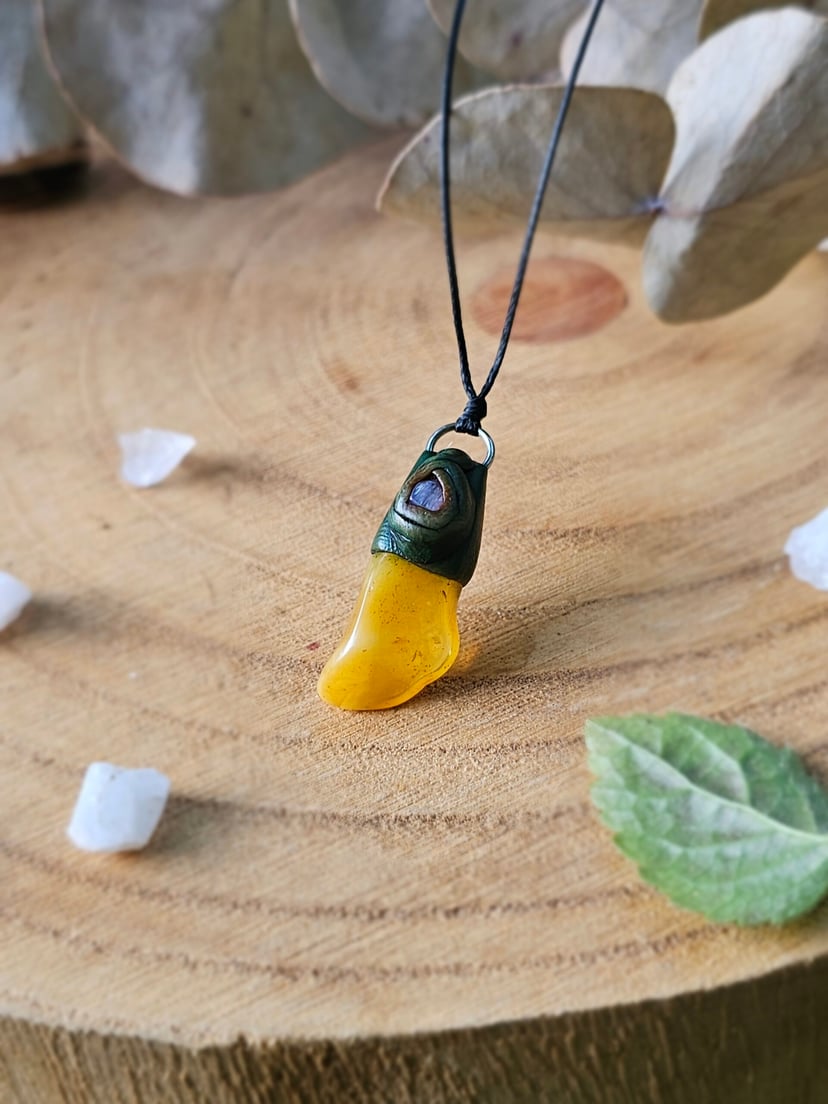 Amulet Wiecznego Lata "Kropla Słońca" - Bursztyn z Czaroitem