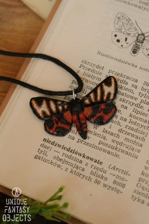 Naszyjnik z motylem niedźwiedziówka hebe
