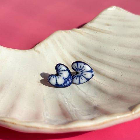 Kobaltowe kwiaty - kolczyki sztyfty z porcelany w kształcie serca - Porcelka serce
