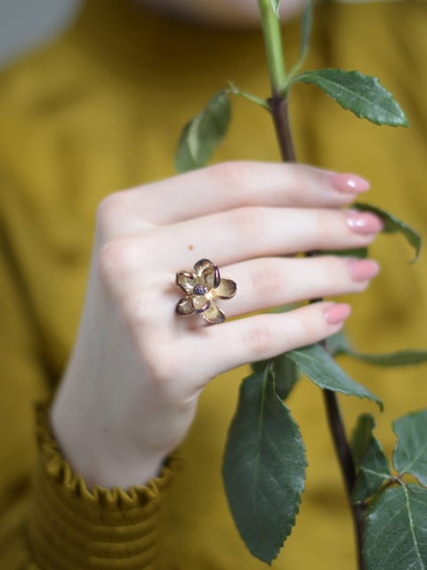 Pierścionek srebrny z Kwiatem Brązowej Magnolii medium