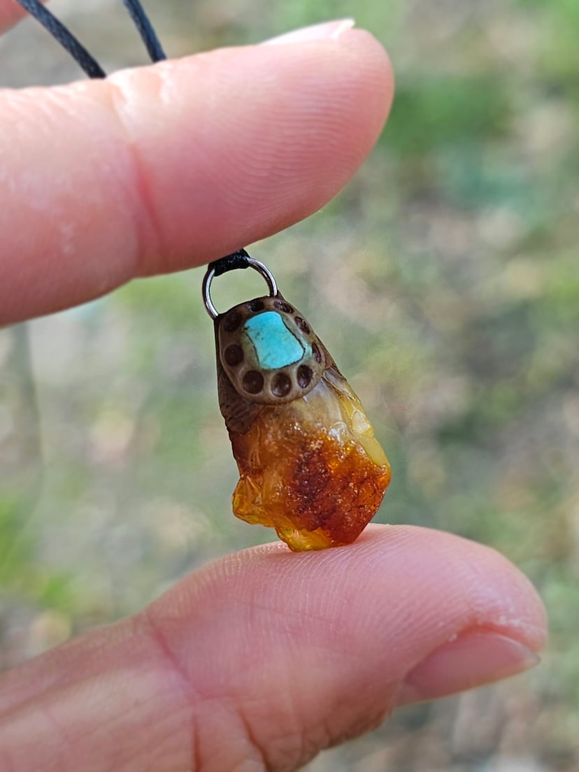 Amulet Wiecznego Lata "Kropla Słońca" - Bursztyn z Turkusem
