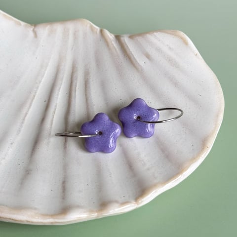 Violet – wiszące kolczyki z porcelany w kształcie kwiatu – Porcelka mini bloom
