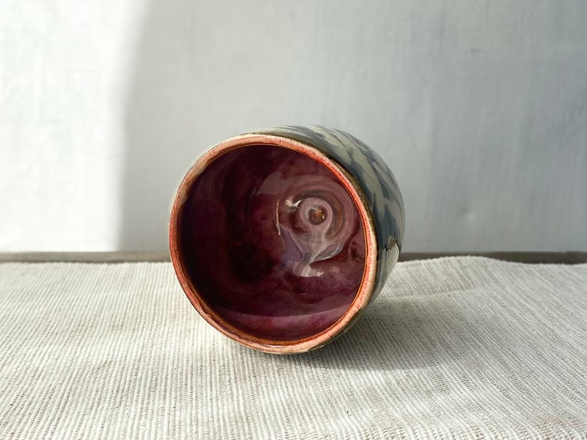 Abstrakcyjna śliwka w środku – czarka ceramiczna