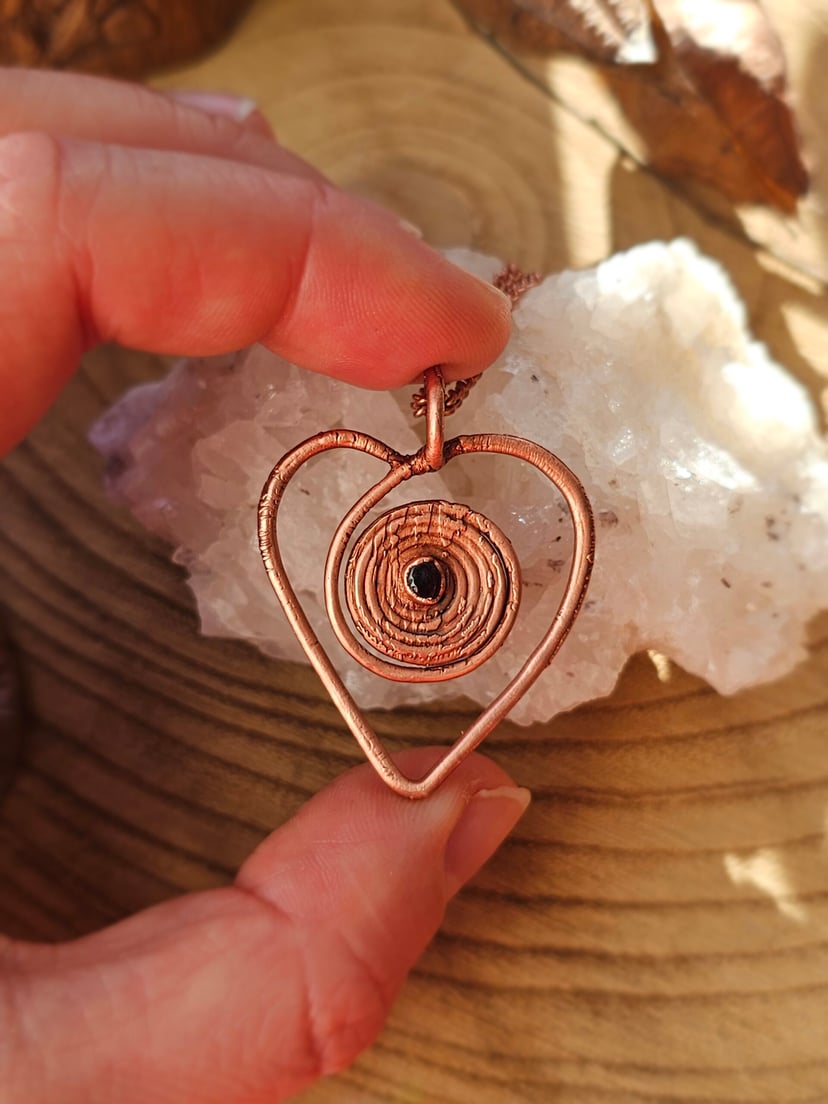 Amulet miedziany - 'Spirala Miłości' z granatem