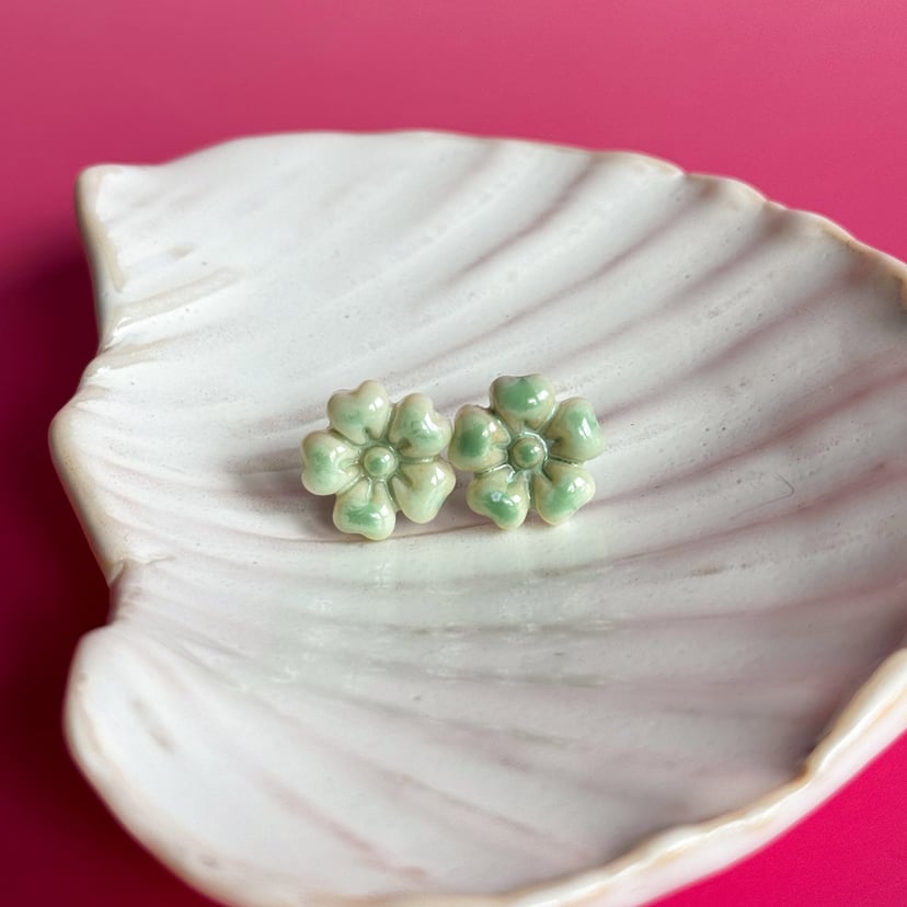 Ivory green - kolczyki sztyfty z porcelany w kształcie kwiatu - Porcelka kwiatek