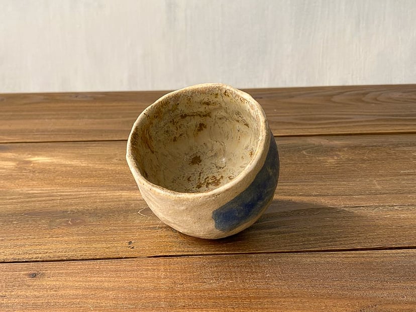 Czarka Wabi-sabi - ręcznie formowana czarka z jasnej gliny szamotowej