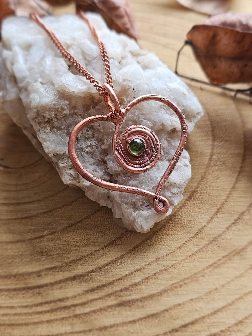 Amulet miedziany - 'Spirala Miłości' z oliwinem