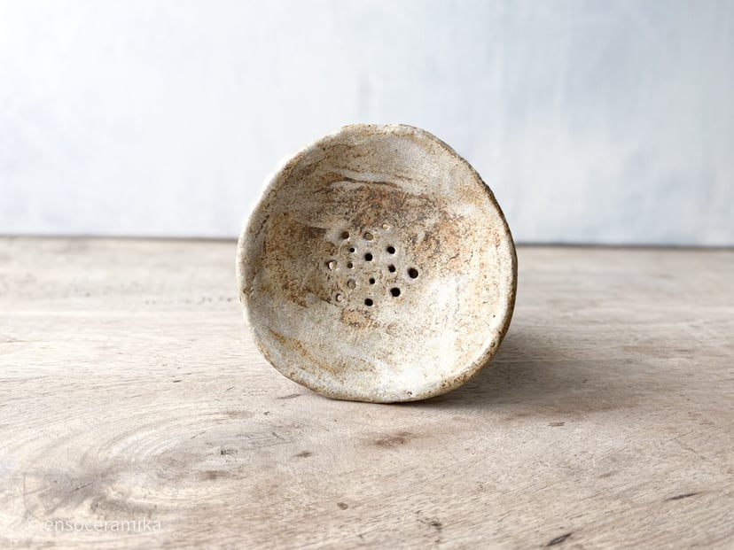 Mydelniczka wabi-sabi - ręcznie wykonana ceramiczna mydelniczka