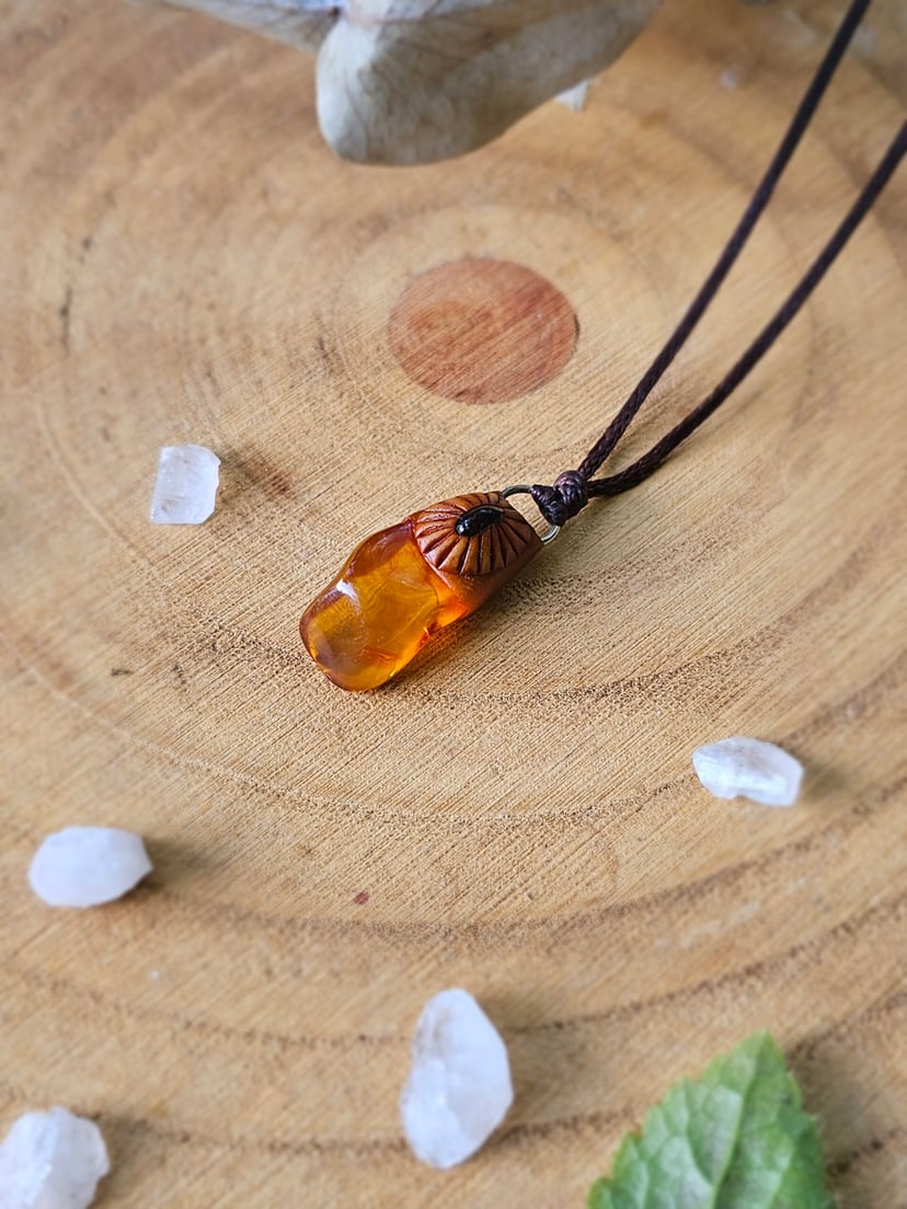 Amulet Wiecznego Lata "Kropla Słońca" - Bursztyn z Granatem