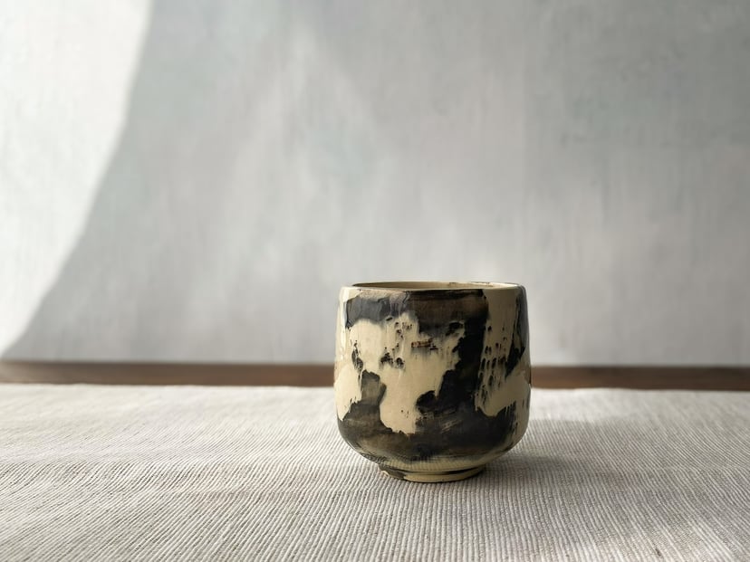 Czarka czarno-biała INK №5 - ceramiczna czarka z kolekcji ZEN