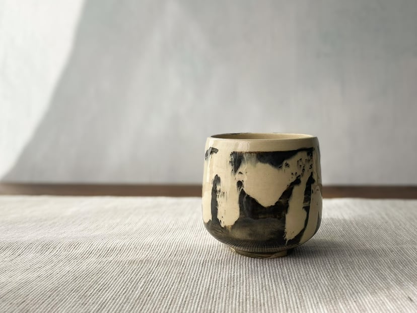 Czarka czarno-biała INK №5 - ceramiczna czarka z kolekcji ZEN