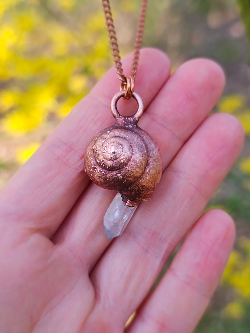 Amulet miedziany delikatny - "Echoes of the Spiral" z kryształem górskim