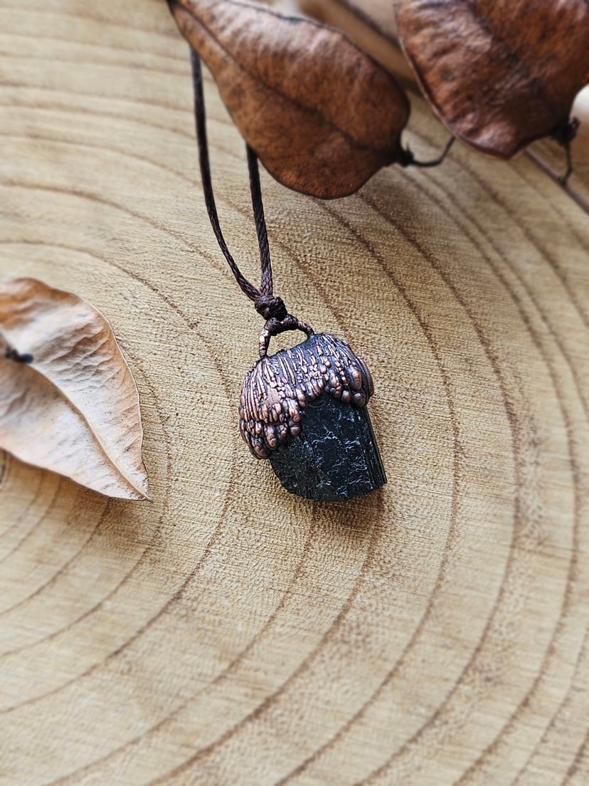 Amulet miedziany "Raw" - Czarny Turmalin
