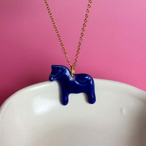 Cobalt - porcelanowy łańcuszek w kształcie konia - Porcelka konik