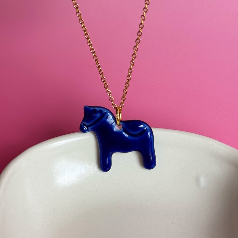 Cobalt - porcelanowy łańcuszek w kształcie konia - Porcelka konik